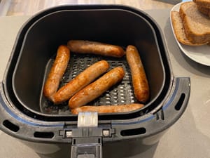 Salchichas doradas saludables en freidora de aire