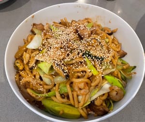 Udon frito con mariscos